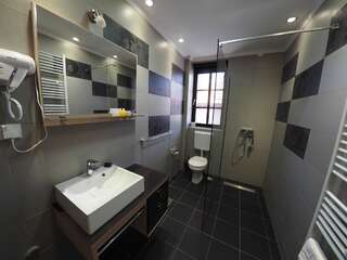 Гостевой дом Guest house DON-lux Плевля Двухместный номер Делюкс с 1 кроватью или 2 отдельными кроватями, вид на город-3